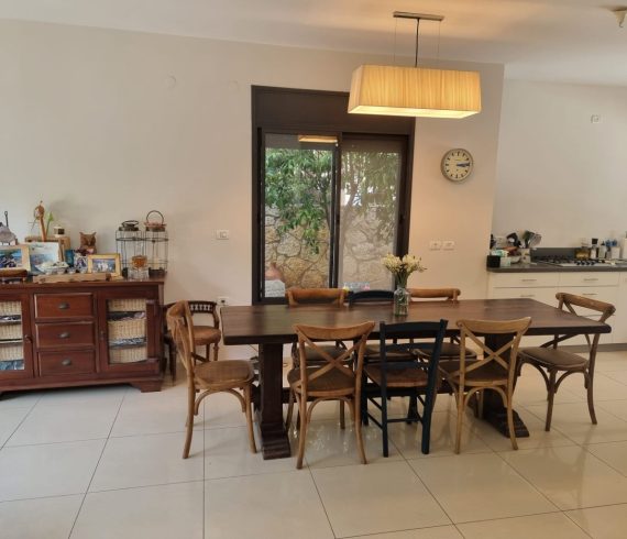 בבלעדיות – בבנימינה בצד המזרחי קוטג' מואר ומקסים