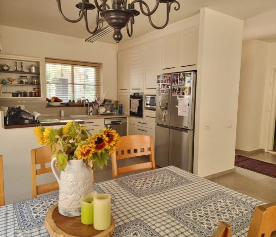 בבלעדיות בבנימינה דו משפחתי מקסים ומשופץ עם פרטיות מוחלטת