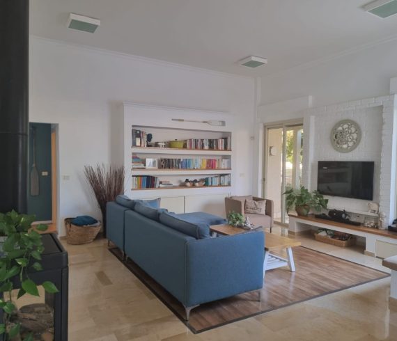 למכירה בבנימינה בית שטוח משופץ עם קליניקה