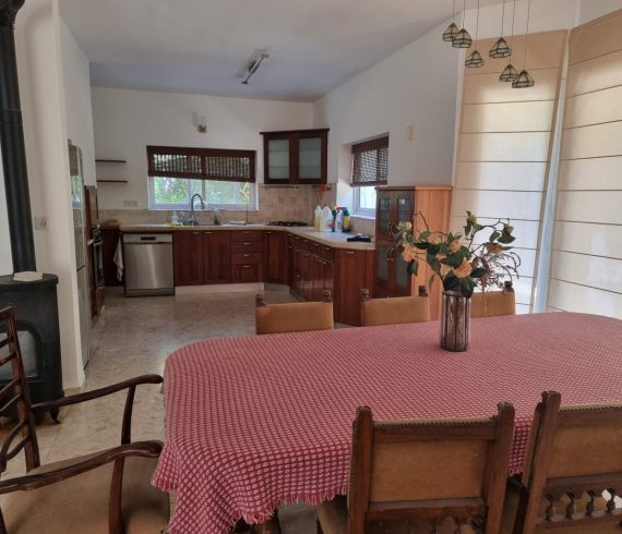 למכירה בבנימינה במרכז המושבה דו משפחתי קרוב לשדות