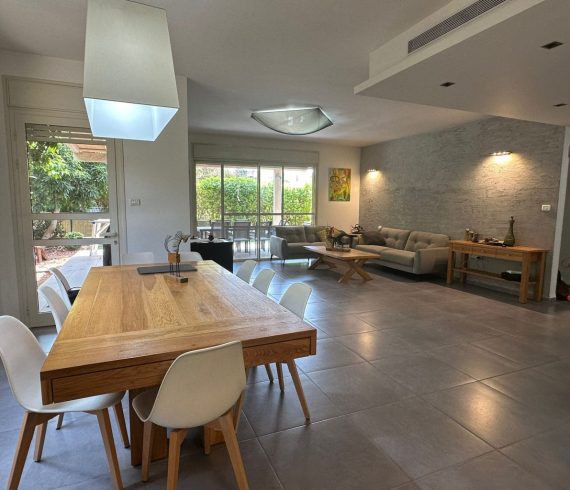 בבלעדיות בבנימינה בשכונת זרעוניה וילה בודדת, מוארת ושמורה