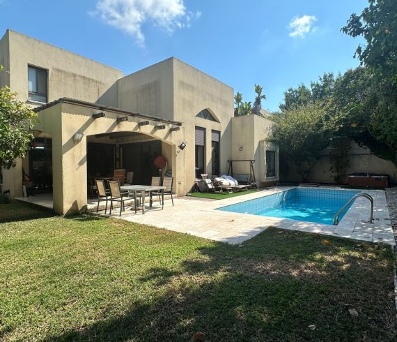 בבלעדיות בבנימינה וילה פרטית בודדת בסגנון ספרדי