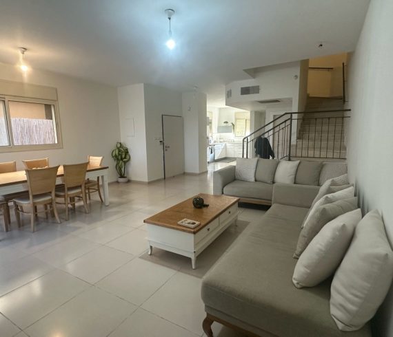 בבלעדיות בבנימינה בשכונת זרעוניה דו משפחתי שמור ומתוחזק נכס 111